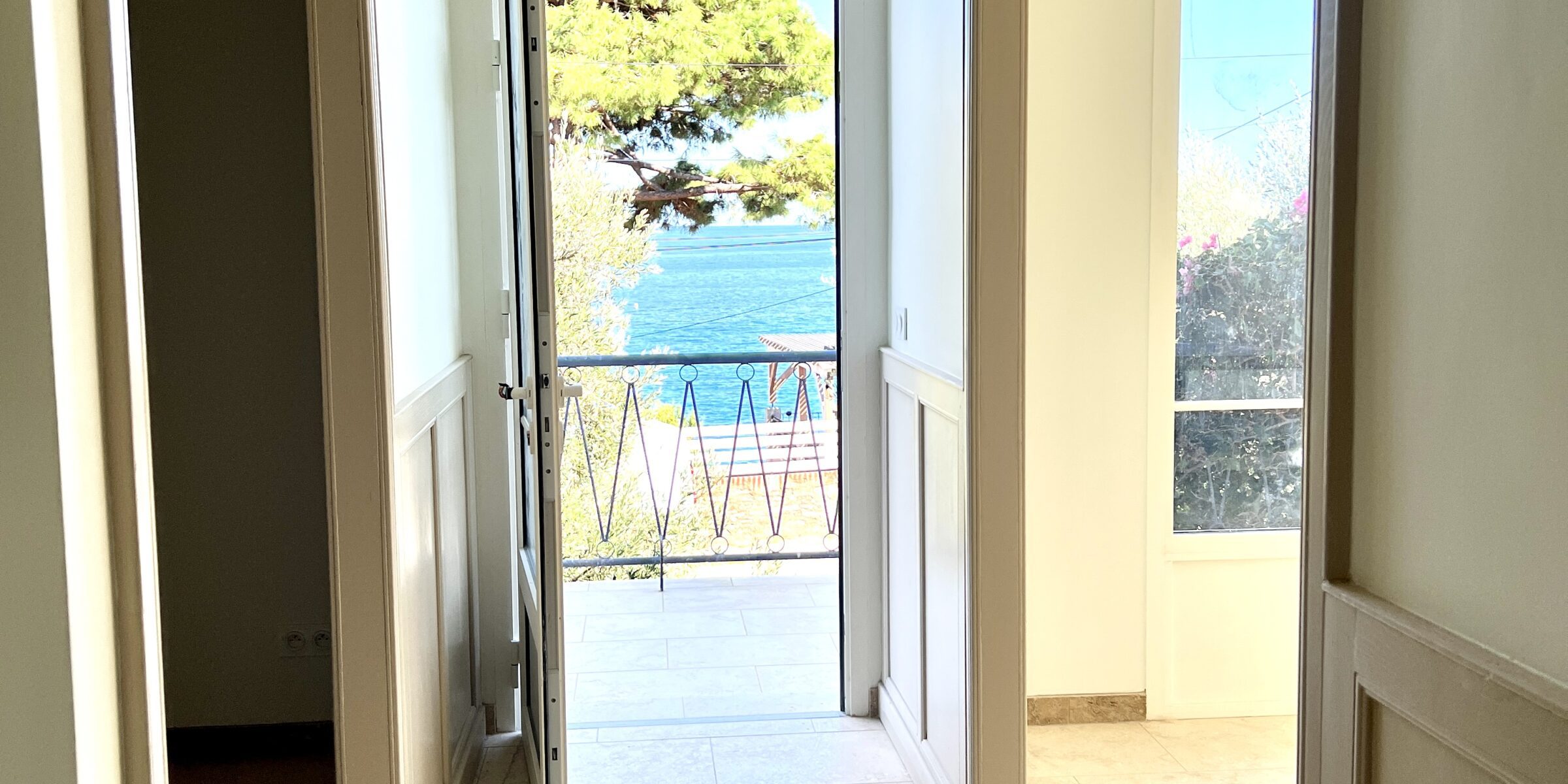 Vue sur mer dans l'entrée de la maison de vacance corse.